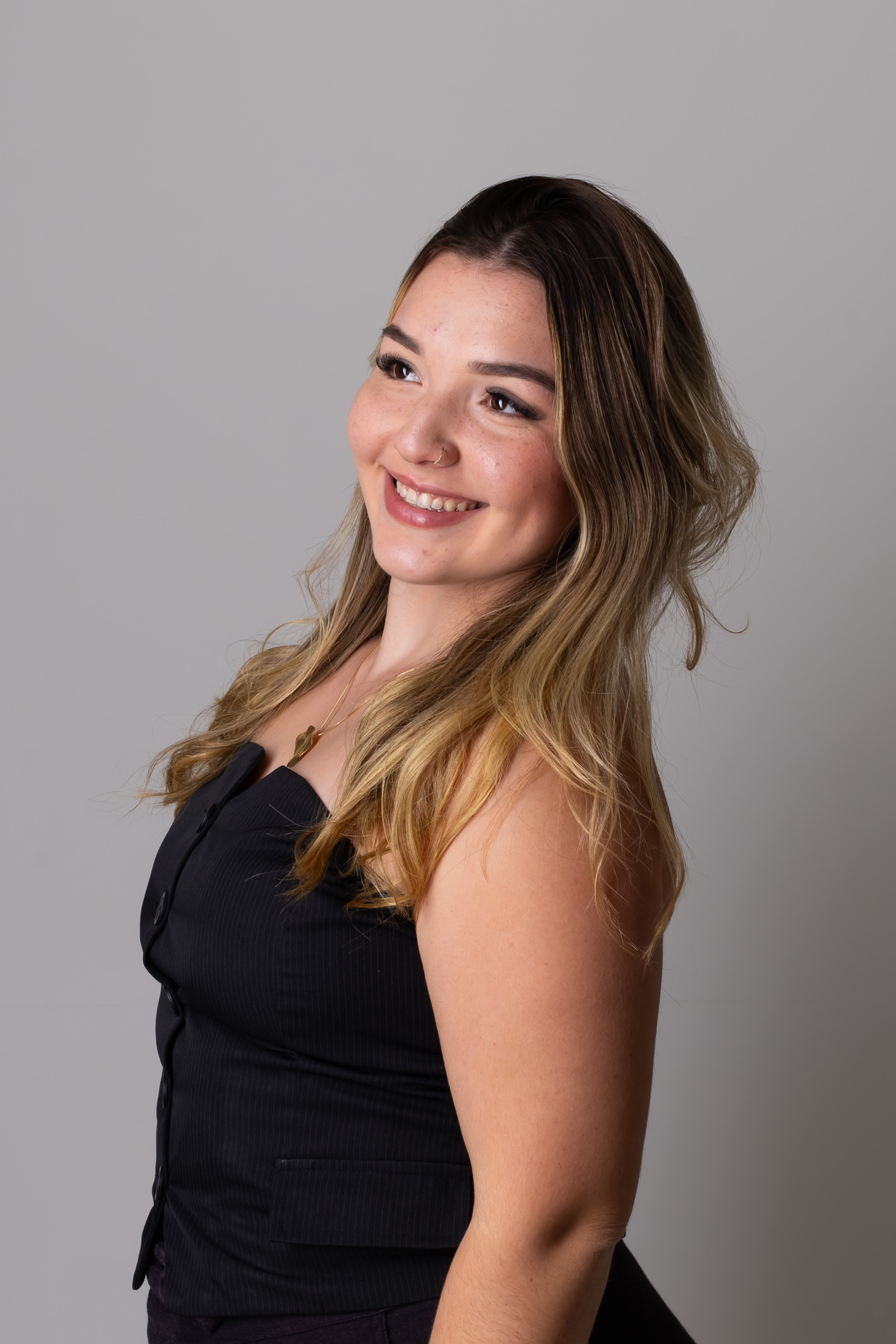 Júlia, profissional do JS Studio, sorrindo em um retrato de perfil